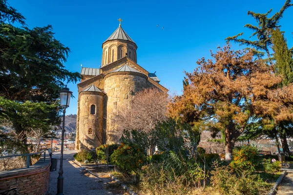 Pohled Metekhi kostel v dopoledních hodinách nad řekou Kura v Tbilisi — Stock fotografie