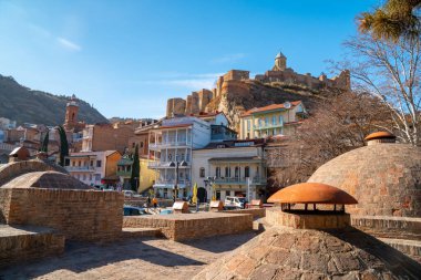 Abanotubani bölgesinde eski sülfür banyosu. Ahşap oyulmuş balkonları var.