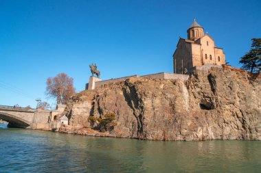 Tiflis 'teki Metekhi Kilisesi ve Kral Vakhtang I Gorgasali Anıtı