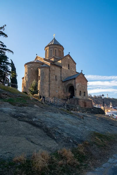 Lihat Gereja Metekhi di pagi hari di atas sungai Kura di Tbilisi — Stok Foto