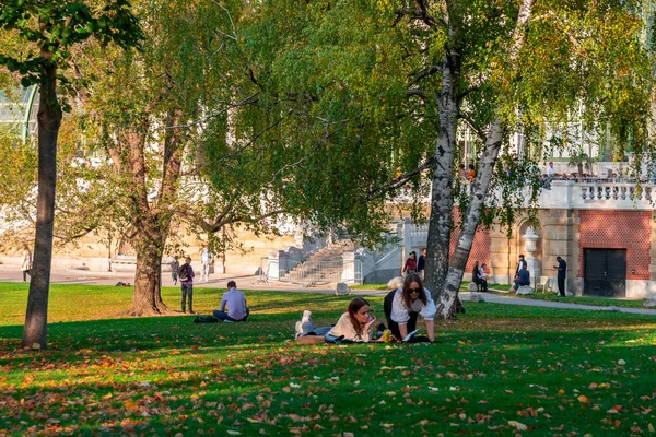 Vídeň, Rakousko 25. listopadu 2019 - Odpočinek v parku — Stock fotografie