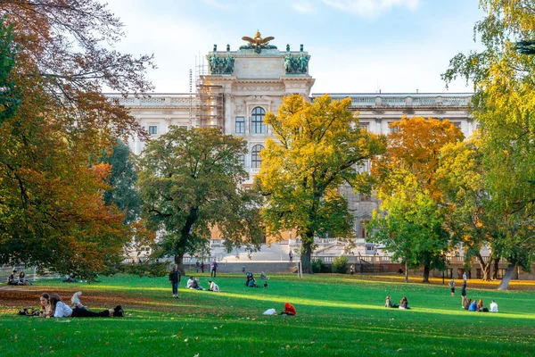 Vienna, Austria 25 November 2019 - People relaxing in a park — Stockfoto