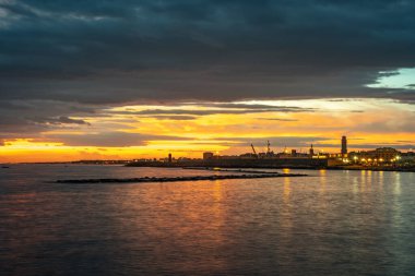 Adriyatik Denizi, Bari sahilinde güzel bir gün batımı.