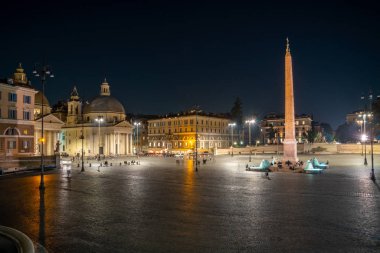 Piazza del Popolo adlı gece Roma, İtalya.
