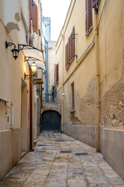 Vista de uma rua estreita na cidade italiana Bari . — Fotografia de Stock