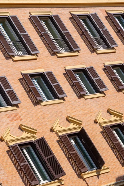 Типичные окна эпохи Возрождения в Риме, Италия . — стоковое фото