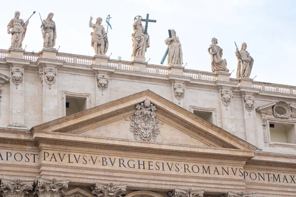 Detail aus den Gebäuden auf der Piazza San Pietro, dem Petersplatz in Vatikan — Stockfoto