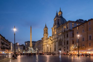Roma 'daki Piazza Navona' nın gece manzarası
