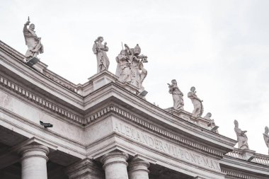 Vatikan 'daki Aziz Peter Meydanı Piazza San Pietro' daki binaların detayları