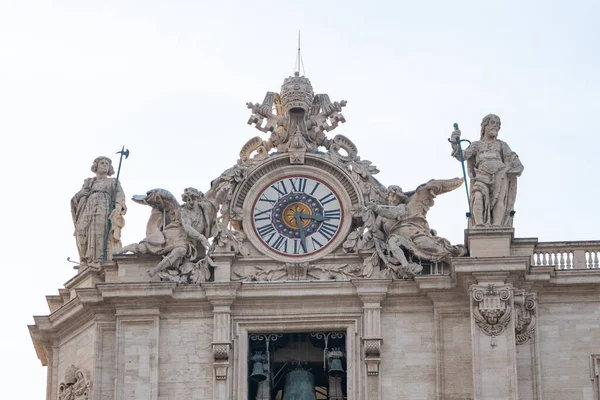 Vatikánský městský stát cestovní sochu nepřetržitě věž, cestovní ruch. — Stock fotografie