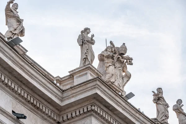 サンピエトロ広場、バチカンの聖ピーターズ広場の建物からの詳細 — ストック写真