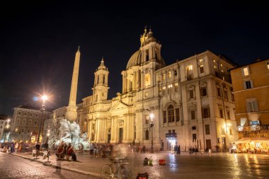 Roma 'daki Piazza Navona' nın gece manzarası