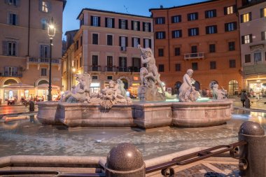 Roma 'daki Piazza Navona' nın gece manzarası