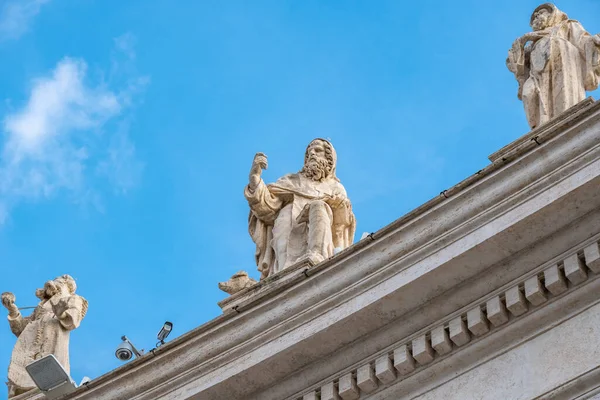 Detalle de los edificios en Piazza San Pietro, Plaza de San Pedro en el Vaticano — Foto de Stock