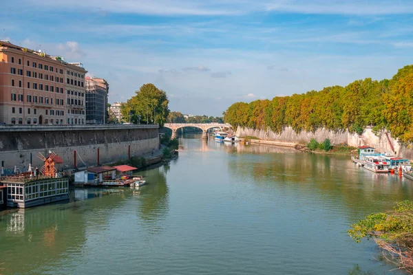 Řeka Tiber v Římě, podzimní čas. — Stock fotografie