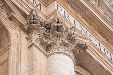 Vatikan 'daki Aziz Peter Meydanı Piazza San Pietro' daki binaların detayları