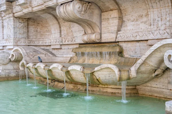 Palacio de Justicia italiano con fuente en Roma, Italia — Foto de Stock