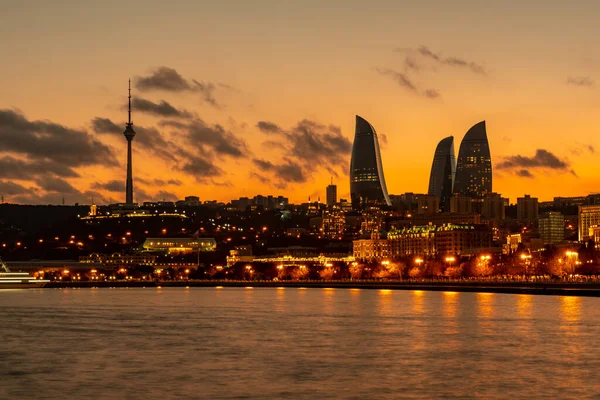 Vista noturna de Baku com os arranha-céus das Torres de Chama — Fotografia de Stock