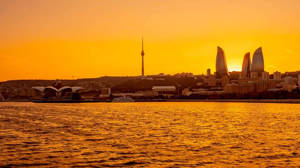 Widok nocy Baku z Wieżami Płomienia drapacze chmur — Zdjęcie stockowe