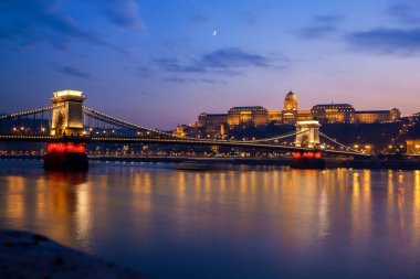 Geceleri Tuna Nehri üzerindeki Szechenyi Zincir Köprüsü. Budapeşte, Macaristan.