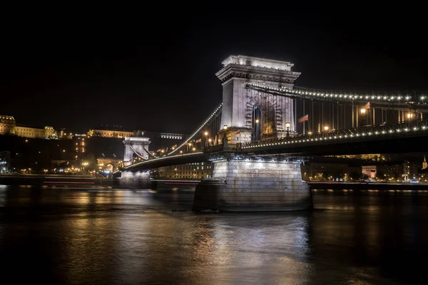 Vista notturna del ponte a catena Szechenyi è un ponte sospeso che attraversa il fiume Danubio tra Buda e Pest . — Foto Stock