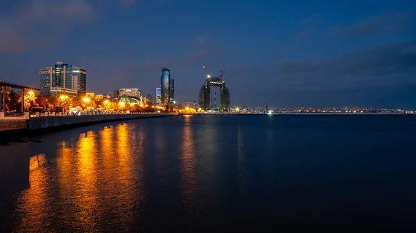 Baku, Azerbeidzjan 27 januari 2020 - Nachtzicht op Baku — Stockfoto