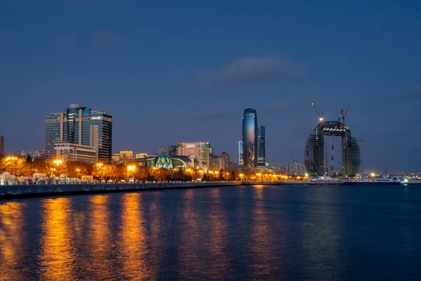 Баку, Азербайджан 27 января 2020 - Ночной вид на Баку — стоковое фото