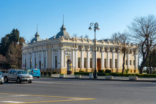 Баку, Азербайджан 27 января 2020 г. - Исторические здания и автомобили в центре города — стоковое фото