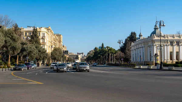 Μπακού, Αζερμπαϊτζάν 27 Ιανουαρίου 2020 - Ιστορικά κτίρια και αυτοκίνητα στο κέντρο της πόλης — Φωτογραφία Αρχείου