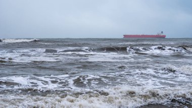 Tanker gemisi fırtına sırasında denizde.