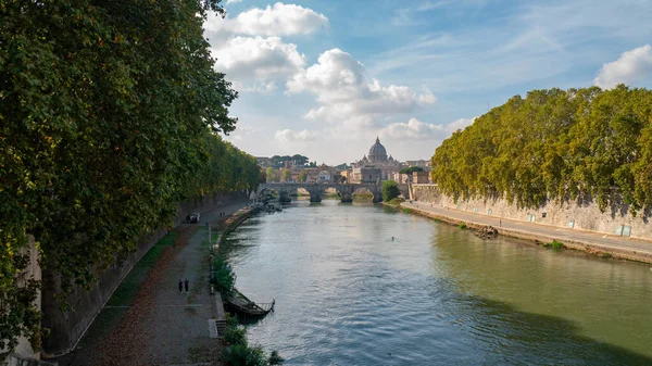 Katedrála sv. Petra přes most a řeku Tiber na podzim Říma — Stock fotografie