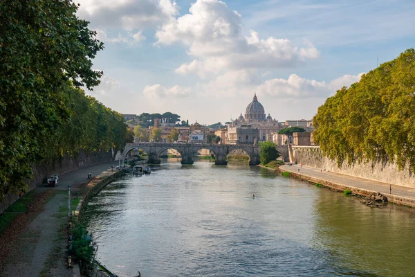 Katedrála sv. Petra přes most a řeku Tiber na podzim Říma — Stock fotografie