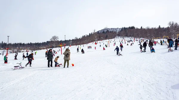 Bakuriani, Georgia February 15, 2020 - Light skiing track in Bakuriani — Stock Fotó