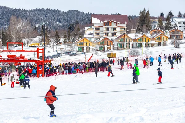 Bakuriani, Georgia February 15, 2020 - Light skiing track in Bakuriani — Stock Fotó