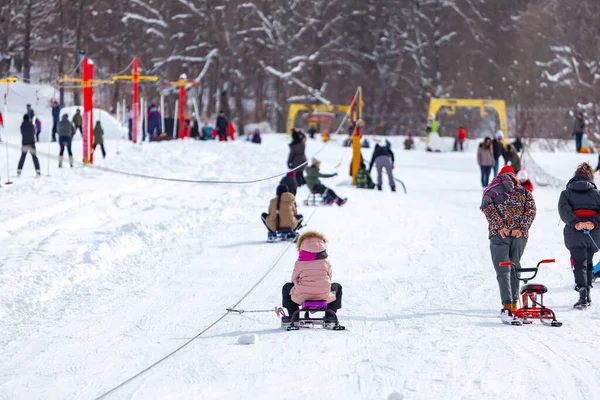 Skiers skiing climb a yoke on a mountain. Light skiing track in Bakuriani — Stok fotoğraf