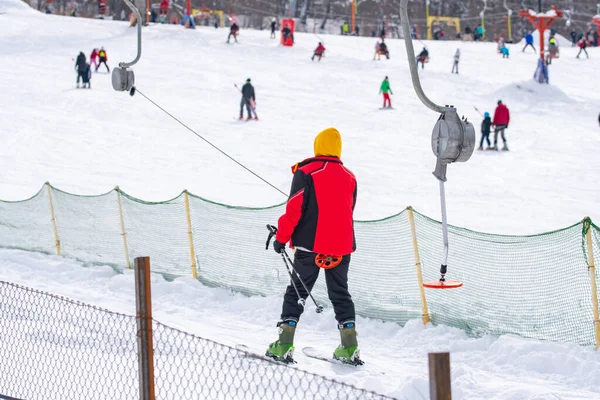 Skiers skiing climb a yoke on a mountain. Light skiing track in Bakuriani — Stock Fotó