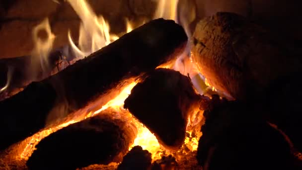 Bois brûlant dans une cheminée confortable à la maison, chaud 