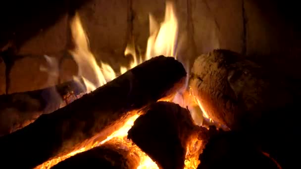 Madeira Queimando Uma Lareira Aconchegante Casa Quente — Vídeo de Stock