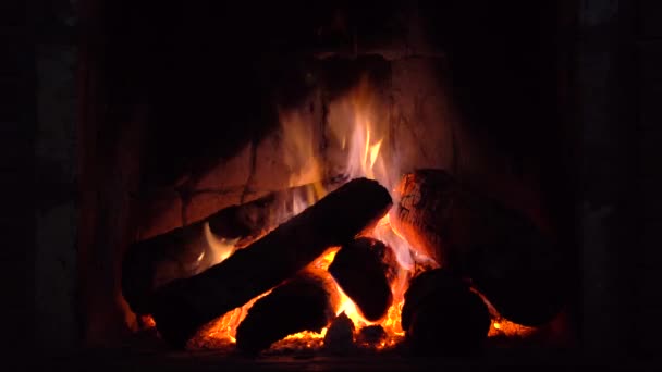 Holzverbrennen Einem Gemütlichen Kamin Hause Warm — Stockvideo
