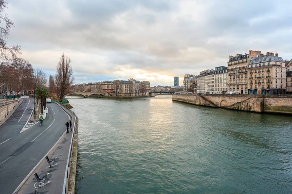 Paris, França - 17 de janeiro de 2019: vista sobre o rio Senna com ponte e navio . — Fotografia de Stock