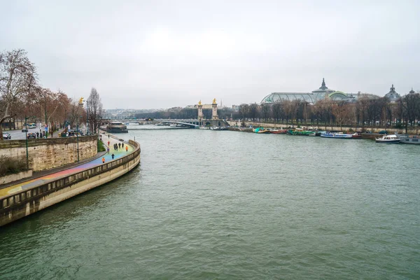 Paris, France - January 20, 2019: view on the Senna river with bridge and ship — 图库照片