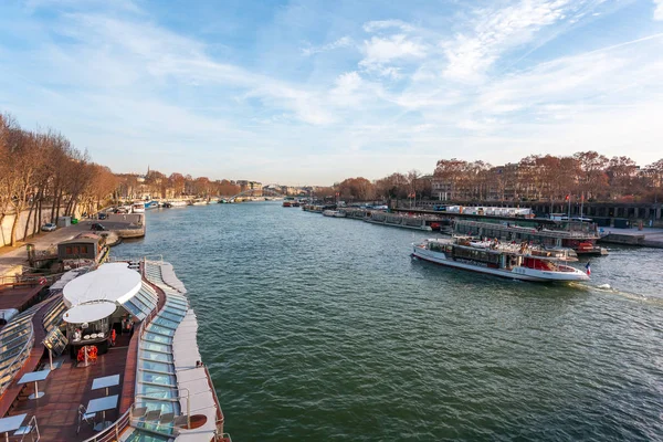 Parigi, Francia - 15 gennaio 2019: vista sul fiume Senna con ponte e nave . — Foto Stock