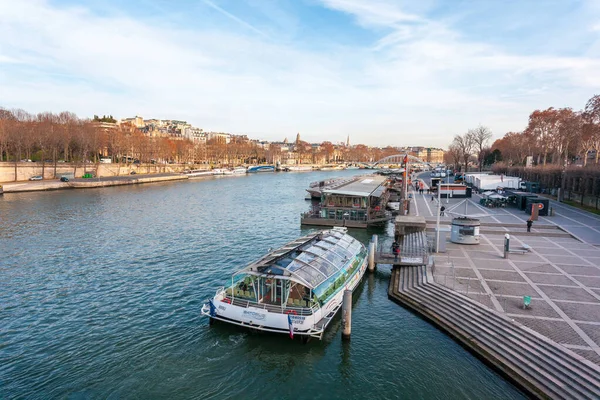 París, Francia - 16 de enero de 2019: vista sobre el río Senna con puente y barco . —  Fotos de Stock