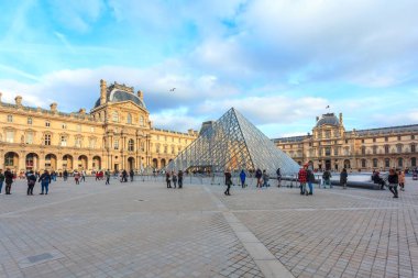 Paris, Fransa 16 Ocak 2019 - Paris 'teki Piramitli Louvre Müzesi