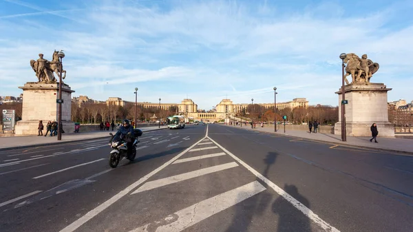 París, Francia - 16 de enero de 2019: Trocadero cerca de la famosa Torre Eiffel . — Foto de Stock
