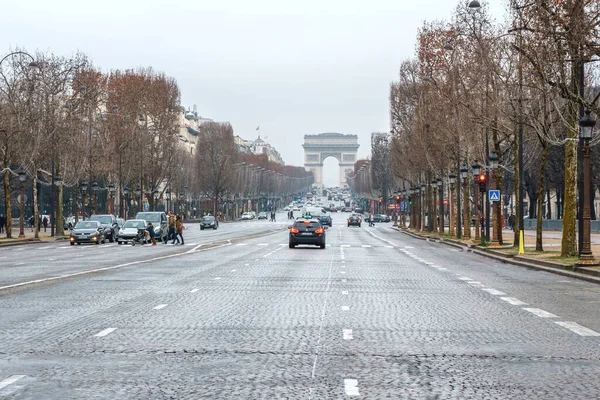 Paris, França - 20 de janeiro de 2019: tráfego sobre elísios-campe com arco de triunfo — Fotografia de Stock