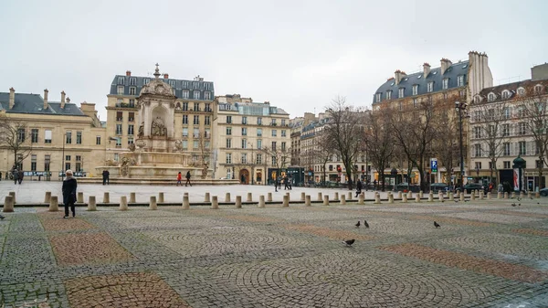 Paris, Fransa 20 Ocak 2019 Saint-Sulpice kilisesinin önündeki çeşme. — Stok fotoğraf