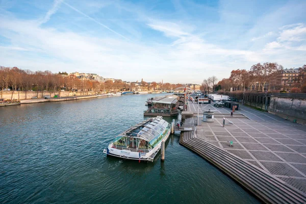 Paris, França - 16 de janeiro de 2019: vista sobre o rio Senna com ponte e navio . — Fotografia de Stock