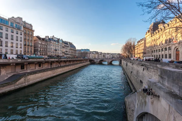 Paris, França - 18 de janeiro de 2019: Vista do rio Siene em Paris — Fotografia de Stock