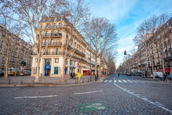 Paris, França - 20 de janeiro de 2019: Ruas e arquitetura clássica de Paris — Fotografia de Stock